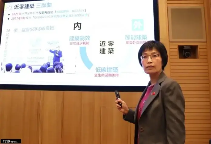 宜居安居 【記者蘇春瑛/新北報導】 2023年12月20日 工務局長祝惠美今(廿)日在市政會議以「宜居安居」專案報告推近零建築三部曲邁進淨零碳目標。(圖:新北工務局提供) 工務局長祝惠美(廿)日在市政會議以「宜居安居」專案報告推近零建築三部曲邁進淨零碳目標。