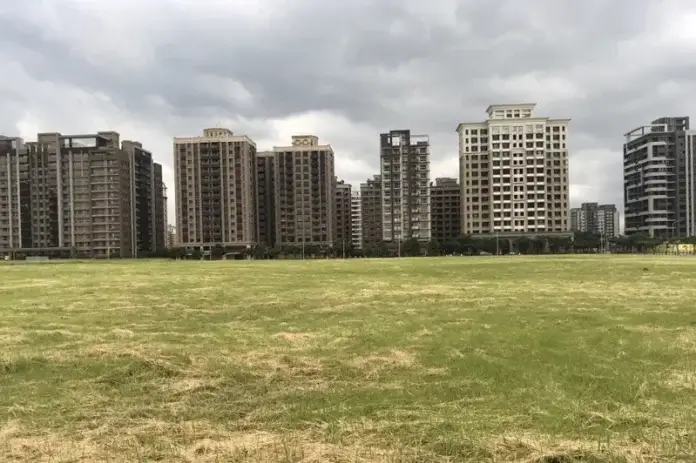 徵收對象 環境部、內政部表示,營建業並非碳費首波徵收對象,碳費主要影響鋼筋、水泥成本,但從占總營建成本比重、每噸含碳量推估,碳費對建築成本影響不到1%,不致導致房價上漲。