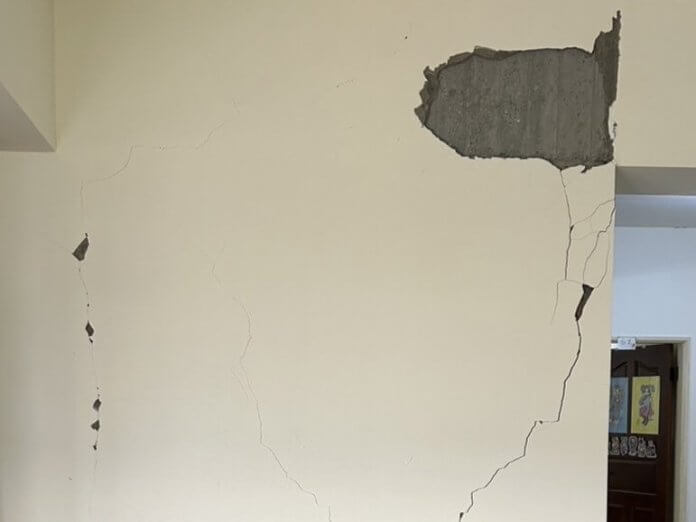 water damage 地震基本險只理賠全損,也就是建物全倒或半倒,不包含牆壁龜裂、梁柱受損等輕損狀況。