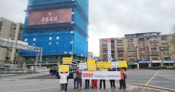 Building Bulk Ratio 不少都更危老重建案卡在坪數分配,尤其營建成本上漲後,更是導致合建案破局,不少業者認為可透過有條件的獎勵容積,促進地主與建商重回談判桌。圖為北市興隆整宅因獎勵容積和坪數分回問題向建商提出抗議。