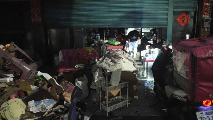 flood 高雄市三民區居民在大水退去後,清出被泡壞的家具。