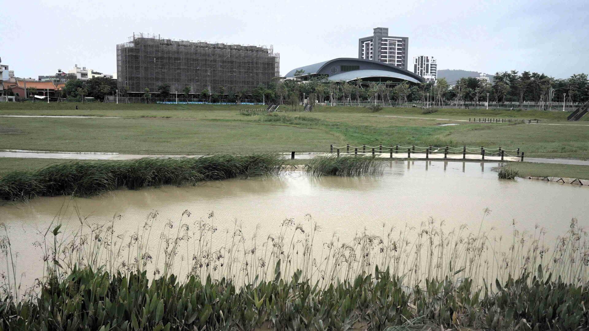 高雄市共開闢了25個滯洪空間,可容納約500萬噸的水量。圖為草潭埤滯洪池 <圖 / 公視 我們的島>