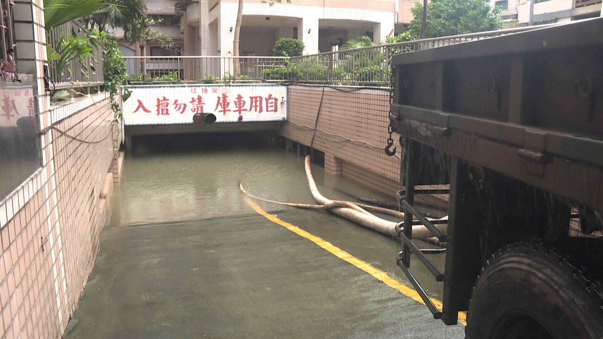 高雄市多個大樓地下室嚴重積水,抽水車不間斷的日夜抽水。<圖 / 公視 我們的島>