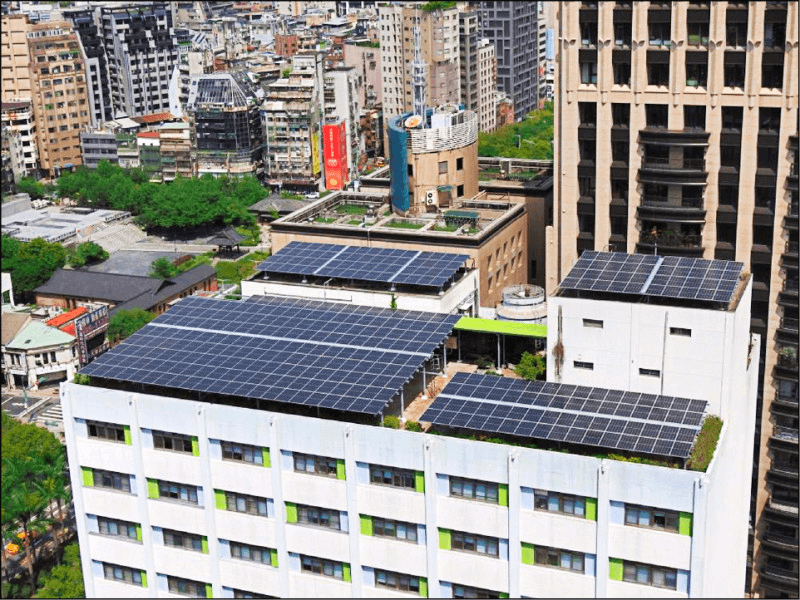 環境部將大樓屋頂租賃給公民電廠,在屋頂架設357片太陽光電板,一年約可發電14.8萬度,發電量是環境部一年用電的14%。<圖 / 環境部提供>