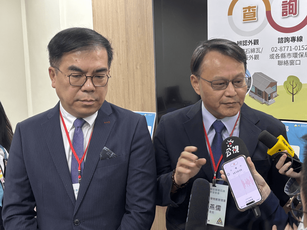 環境部長彭啟明與環境部化學物質管理署長謝燕儒說明石綿屋瓦清運補助政策。<圖 / 環境資訊中心記者 鍾依靜 攝影