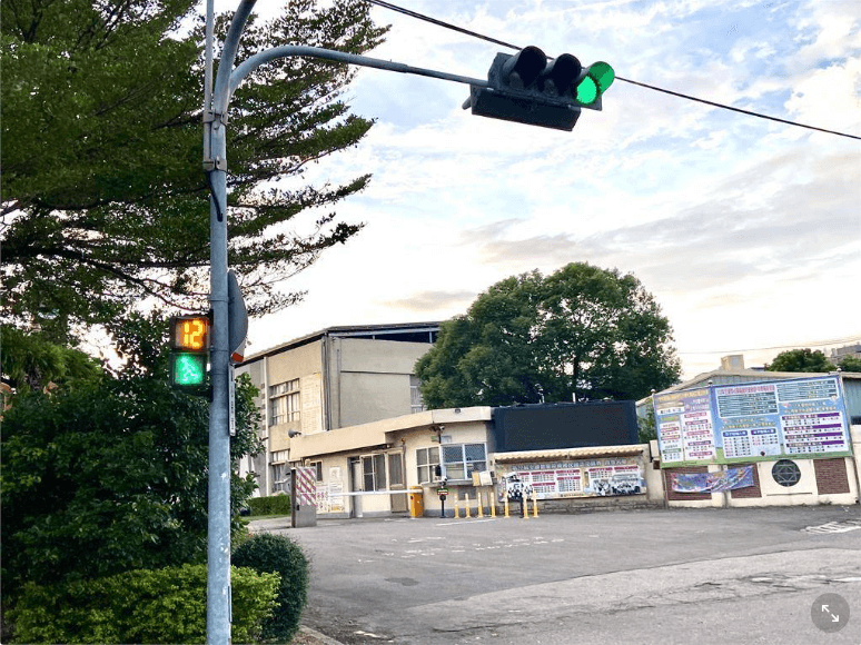 為改善校園周邊交通，台中市交通局在啟聰學校前的路口量身打造紅燈倒數計時器。<圖／台中市政府交通局提供>