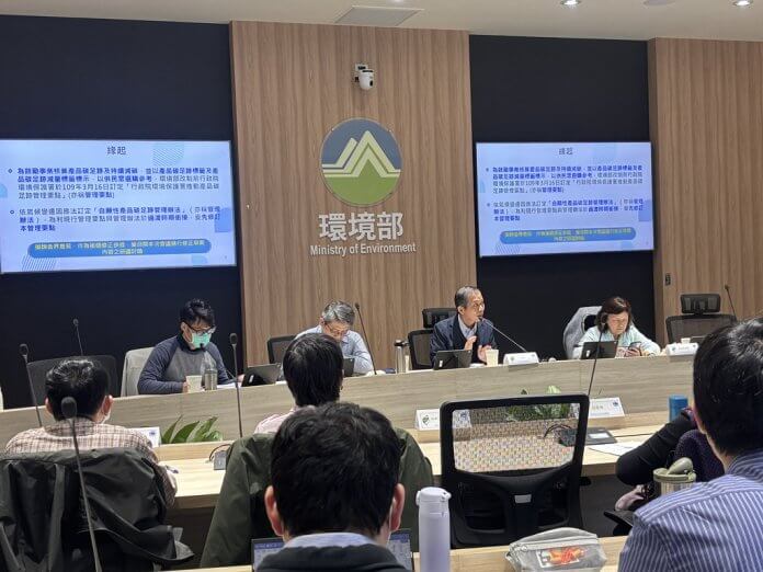 20241223 右二:氣候變遷署主任秘書張文興。右三:氣候變遷署調適韌性組副組長葉信君。圖 / 環境資訊中心記者攝影:鍾依靜>