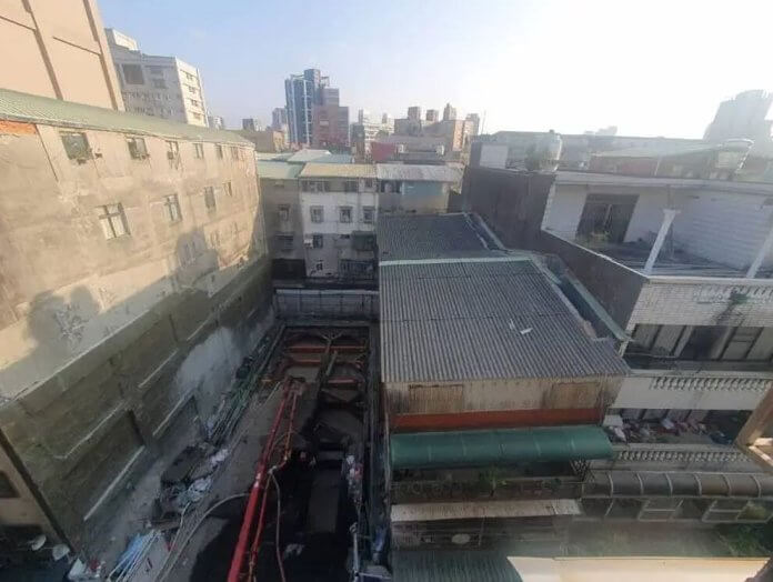 w=1200&h=1200&r=16888 (1) 新北三重六張街一處建案開挖地下室,導致基地兩邊40年屋齡的鄰屋傾斜龜裂,基地左側第一棟四層樓高透天厝傾斜最嚴重,牆壁出現裂縫、破洞。