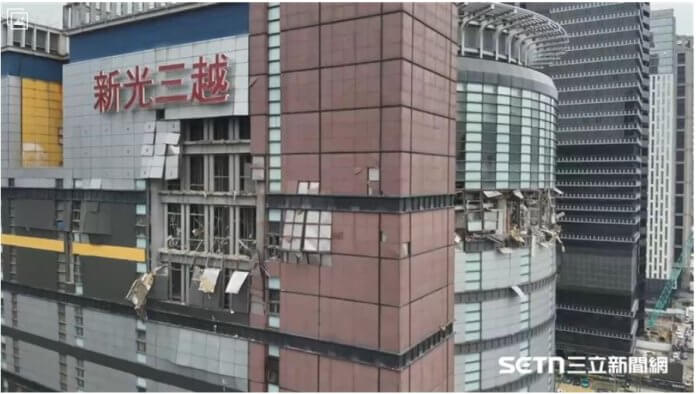新光三越在13日中午11點半左右發生氣爆，造成多人死傷，疑似是12樓美食街裝潢拆除施工導致悲劇。