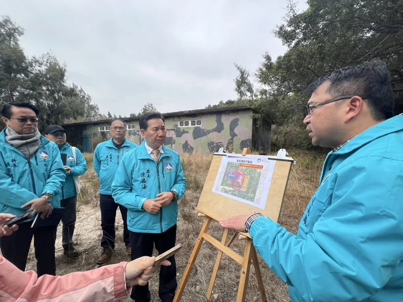 金門縣長陳福海昨邀集金門國家公園管理處、文化局、城鄉發展處等相關單位至「白龍潭營區」現勘，現場也由城鄉發展處針對場區使用及建置規劃進行簡報說明。<圖 / 聯合報記者蔡家蓁>