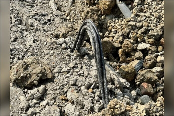 新竹棒球場20日啟動覆土移除作業，發現外野區域挖出大量營造廢棄物，包括混凝土石塊、紅磚、廢電線、塑膠製品、廢棄寶特瓶等垃圾。