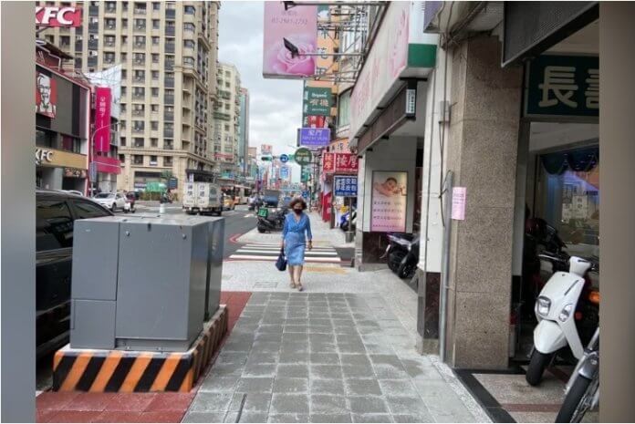 新北三重正義北路改善前變電箱阻礙行人通行，養工處將變電箱遷移至設施帶，提供行人更寬敞的通行空間。