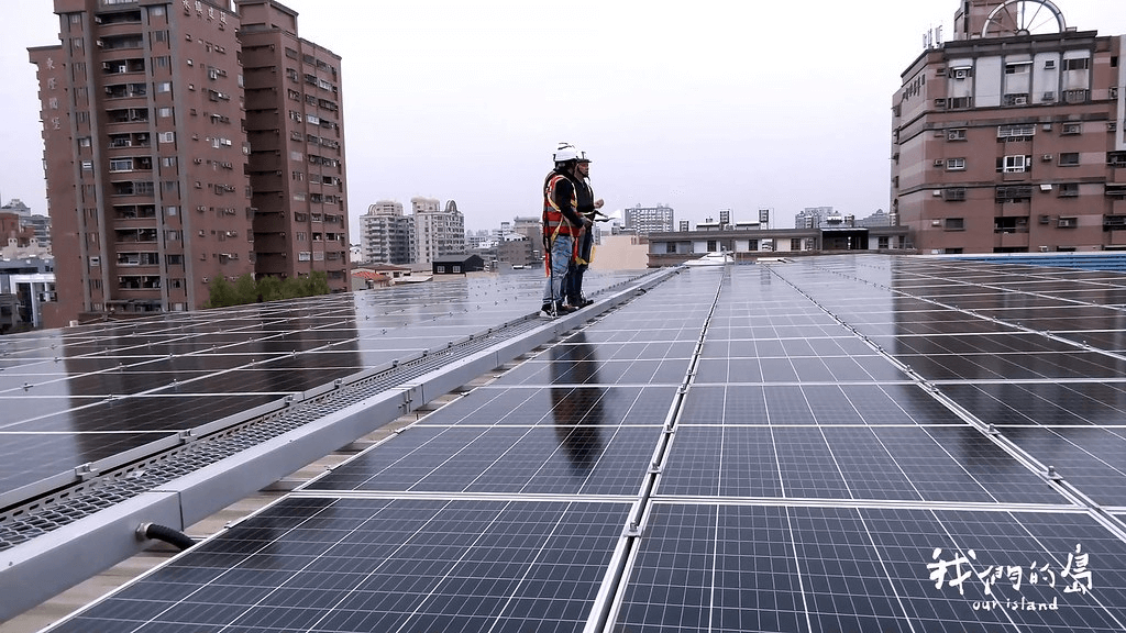 嘉義市僑平國小出租屋頂，光電業者出資裝設光電，產電收益依契約規定回饋校方。<圖 / 公視  我們的島>