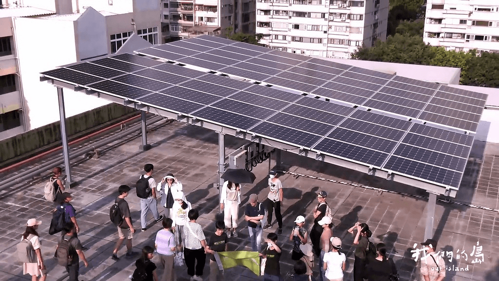 台北市關渡國中的屋頂光電，是台北市第一座公有屋頂的公民電廠。<圖 / 公視 我們的島>
