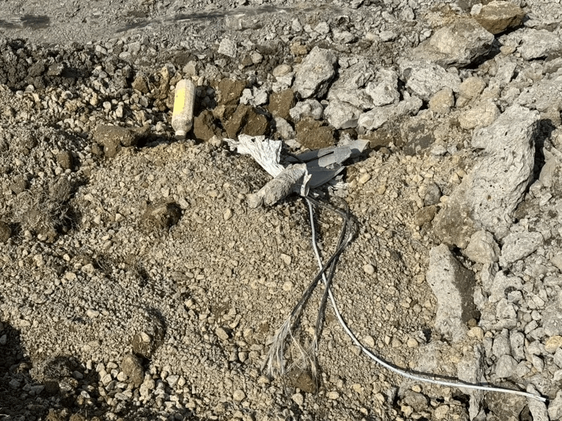 新竹棒球場20日啟動覆土移除作業，發現外野區域挖出大量營造廢棄物，包括混凝土石塊、紅磚、廢電線、塑膠製品、廢棄寶特瓶等垃圾。<圖 / 聯合報 /記者黃羿馨 攝影>