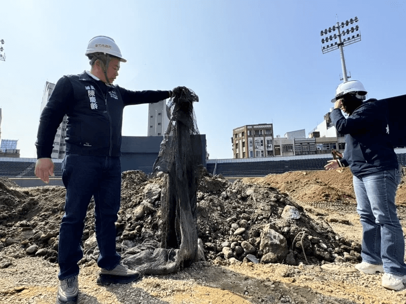 市府近日開挖移除覆土，在外野開挖發現大量混凝土並夾雜塑膠製品、廢電線、紅磚等建築廢棄物，檢調今天也到現場勘查。<圖 / 聯合報 / 記者黃羿馨  攝影