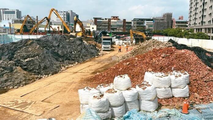 桃園市興安段社宅基地挖出大量營建廢棄物，去年10月開挖迄今，仍未清運完畢，已影響工程進度。