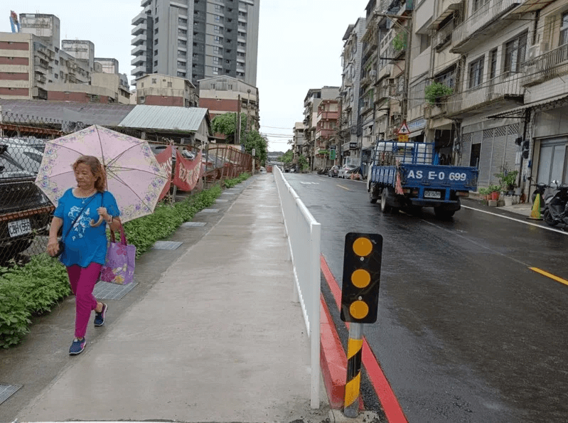 基隆市中船路112巷原設「標線型人行道」，行人常被逼近的汽車嚇到。市府施工改善，成為有護欄的實體人行道，讓民眾走得更安心。