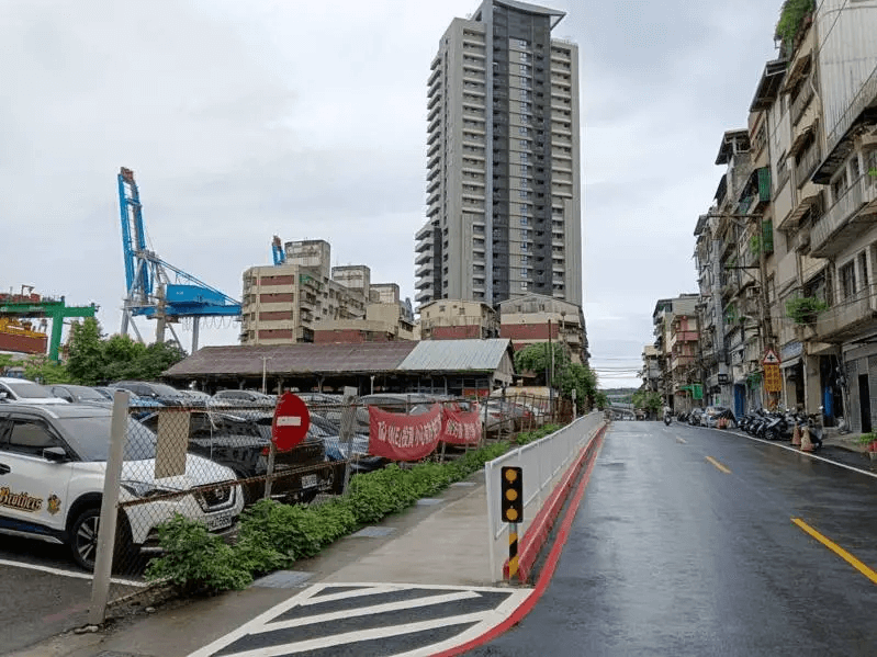 基隆市中船路112巷原設「標線型人行道」，行人常被逼近的汽車嚇到。市府施工改善，成為有護欄的實體人行道，讓民眾走得更安心。