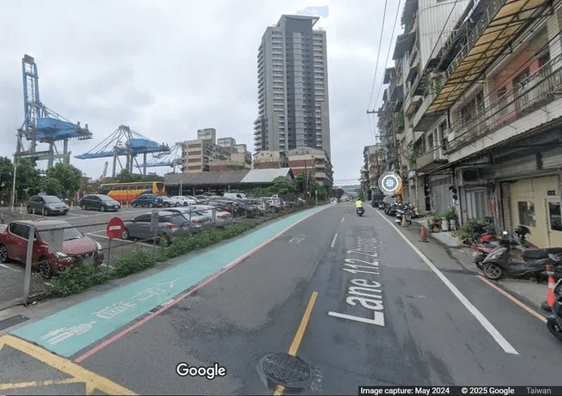 基隆市中船路112巷原設「標線型人行道」，行人常被逼近的汽車嚇到。市府施工改善，成為有護欄的實體人行道，讓民眾走得更安心。