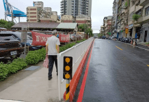 加強分隔人車空間 基隆人行道增設護欄 基隆市中船路112巷原設「標線型人行道」,行人常被逼近的汽車嚇到。市府施工改善,成為有護欄的實體人行道,讓民眾走得更安心。