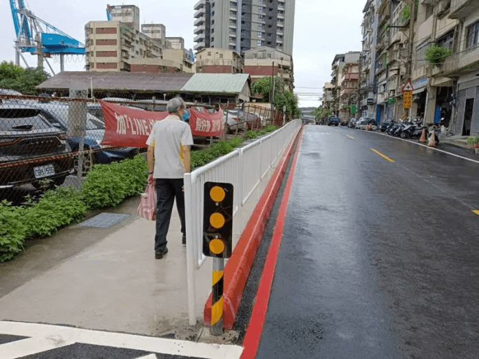 114072305 基隆市中船路112巷原設「標線型人行道」,行人常被逼近的汽車嚇到。市府施工改善,成為有護欄的實體人行道,讓民眾走得更安心。