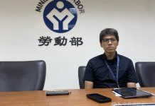 勞動部放寬移工調派 協助災區修繕 勞動部勞動力發展署跨國勞動力管理組組長蘇裕國(圖)31日表示,為協助災後受損房屋民宅重建,行政院會已決定放寬公共工程的外籍營造工調派規定,若承建公共工程的營建商投入災區受損房屋修繕,將准許雇主可調派聘用的外籍營造工到災區協助。