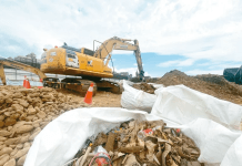 建廢棄物來源不可考 桃園多處工程影響進行 營建廢棄物全台流竄,桃園市興安段社宅基地挖出磚頭、鋼筋水泥塊,現場堆積成小山,工程延宕100天,市府多花近3千萬元清運。