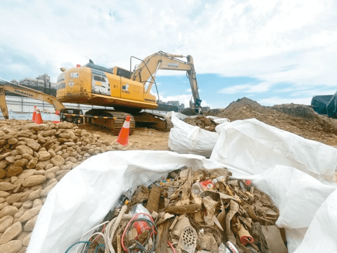 營建廢棄物全台流竄，桃園市興安段社宅基地挖出磚頭、鋼筋水泥塊，現場堆積成小山，工程延宕100天，市府多花近3千萬元清運。