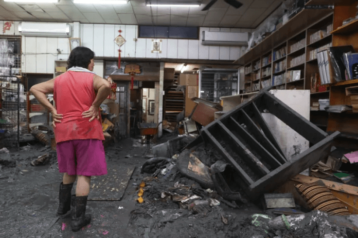花蓮縣光復鄉災情慘重，當地一間經營75年的書局慘遭土石流損毀，老闆娘黃太太表示損失粗估上百萬。